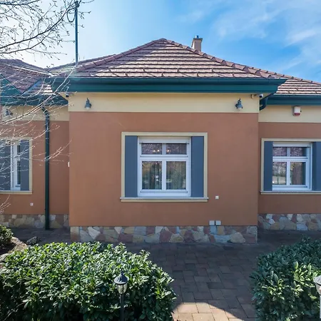 Villa Giovanni's Airport House Budapest