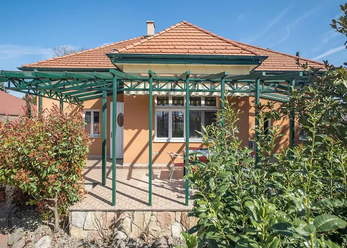 Giovanni's Airport House *
