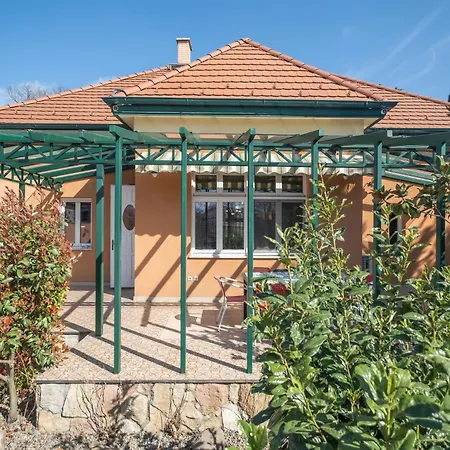 Giovanni's Airport House *