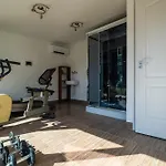 Giovanni's Airport House *